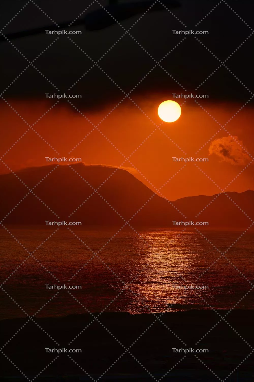 غروب آفتاب شعله ور بر اقیانوس آرام در پرو و زیبایی خیره کننده آن