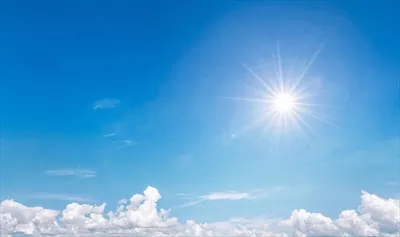 آسمان زیبا و آبی با ابرهای سفید در طلوع آفتاب
