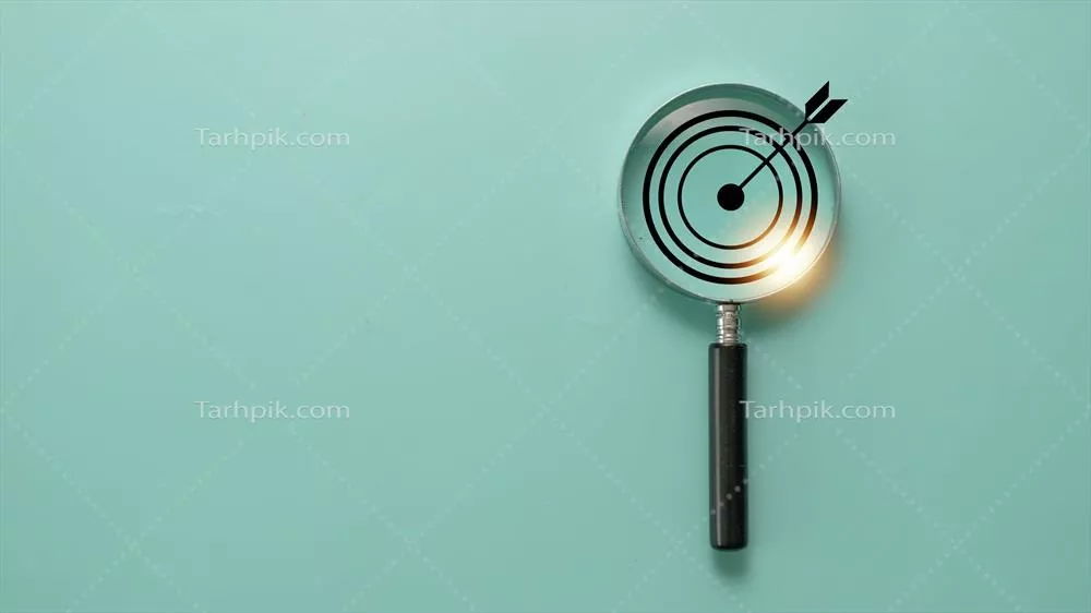هدف‌گذاری بر روی تخته درون ذره‌بین برای تمرکز بر اهداف تجاری با پس‌زمینه آبی