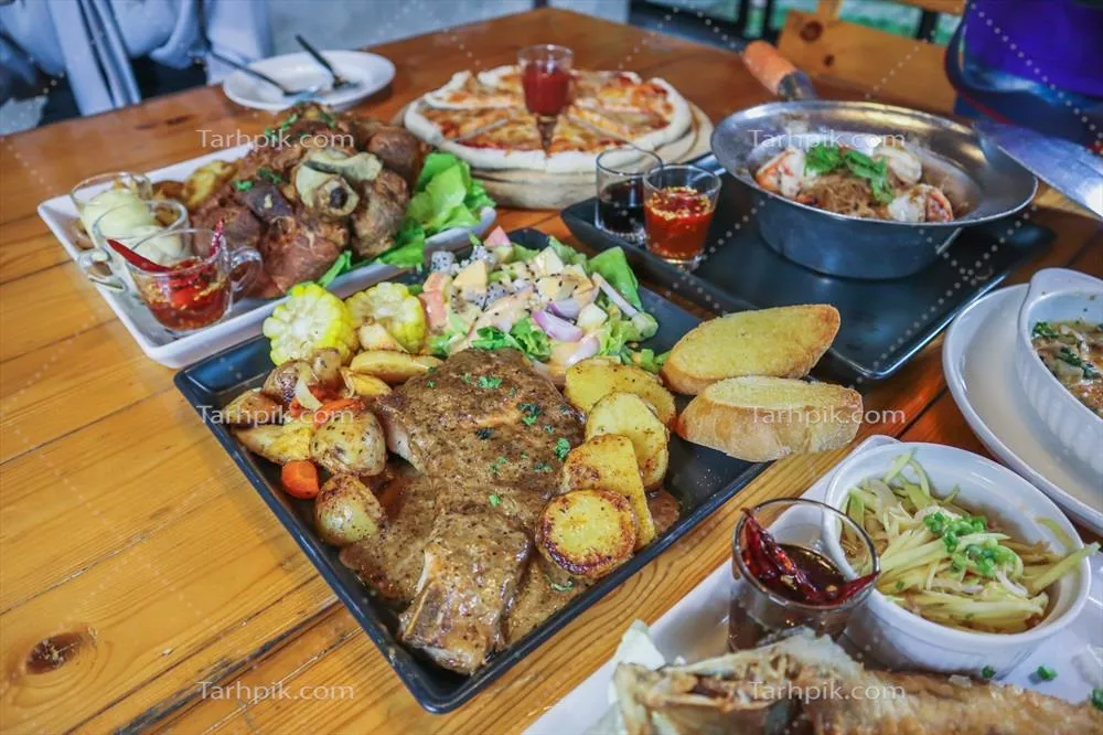 نبود انواع غذاها بر روی میز برای آمادهسازی جشنهای سال نو با خانواده و دوستان