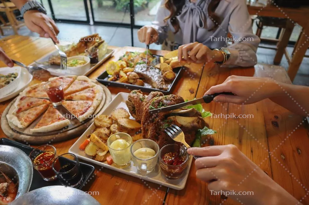 آمادهسازی انواع غذاها برای میهمانیهای شب سال نو با خانواده و دوستان