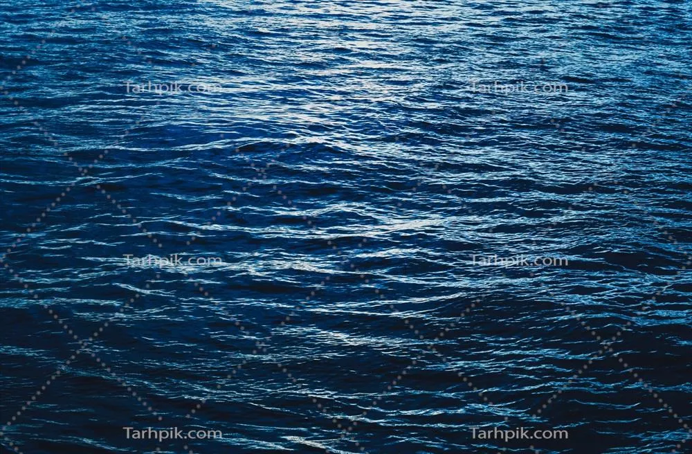 تصویری نزدیک از سطح آب اقیانوس آبی در عمق دریا