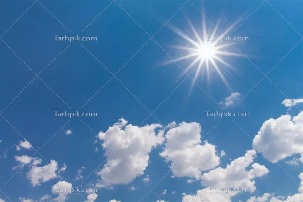 آسمان آبی با ابرها و خورشید در روز تابستانی