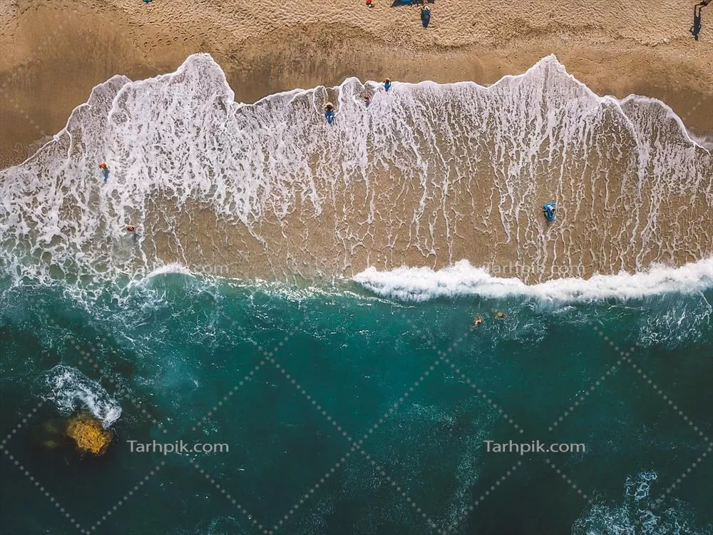 سواحل زیبای اقیانوس با تختهای آفتابگیری برای استراحت و تفریح