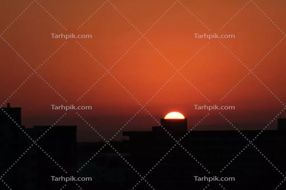 غروب آفتاب در ساحل پومپانو، فلوریدا با آفتاب به شکل سکه در حال سقوط