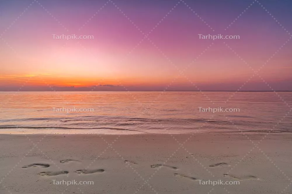 منظر سواحل استوایی با آسمان رنگارنگ و طلوع آفتاب الهام‌بخش در جزیره‌ای فرح‌بخش