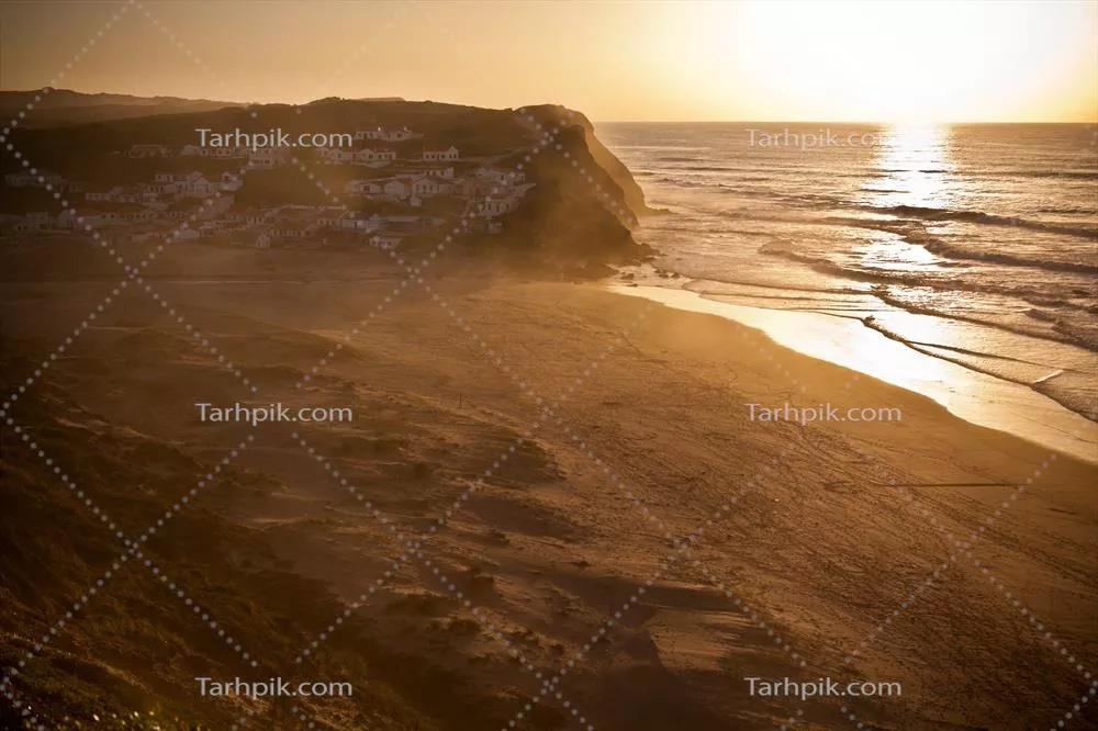 غروب زیبای نارنجی بر سواحل اقیانوس پرتغال