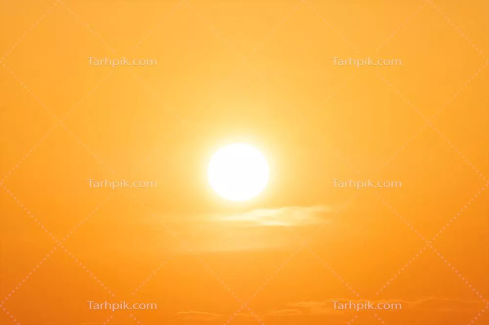 ابرهای زیبا با رنگ گرادیانی نارنجی و نور خورشید در آسمان آبی، ایدهآل برای پسزمینه در غروب آفتاب