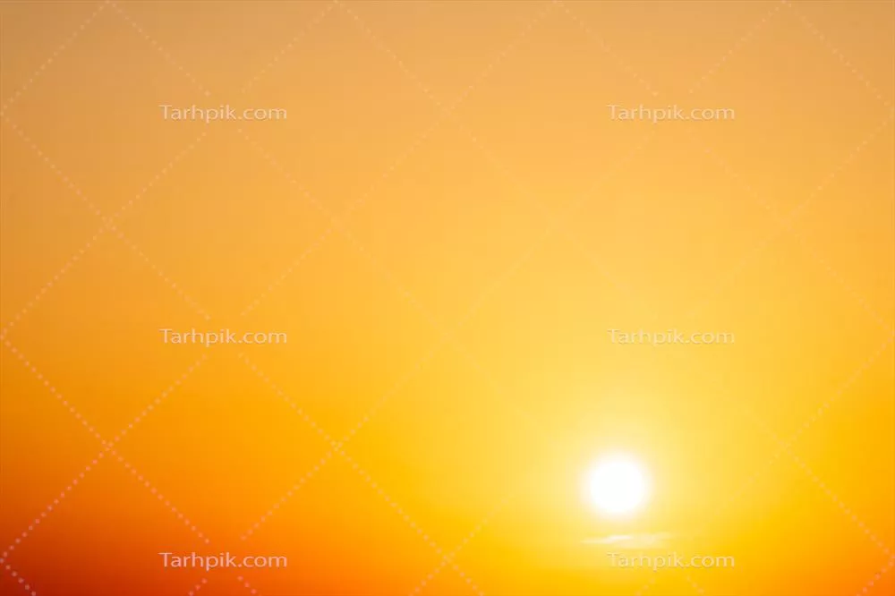 دلنوازترین افق کم رنگ نارنجی با نور خورشید و آسمان آبی در غروب
