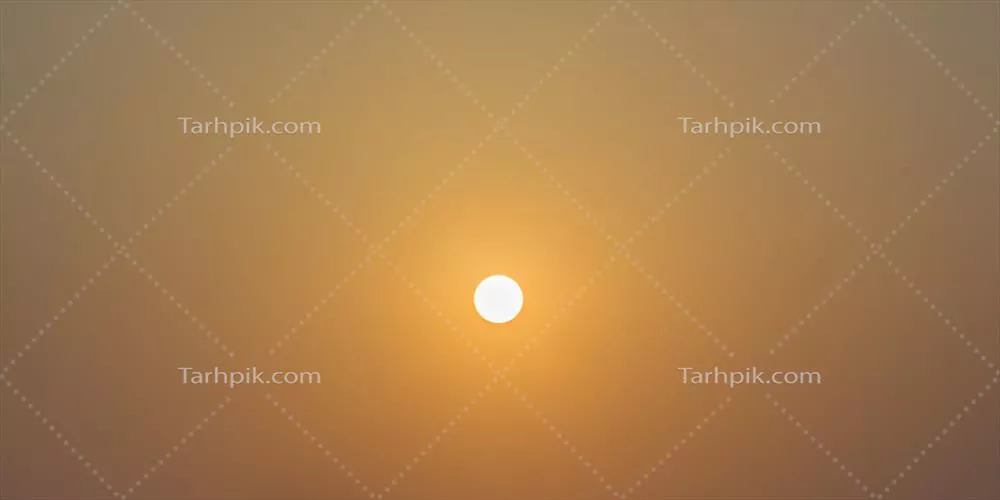 تصویری از آسمان دراماتیک و رنگارنگ همراه با خورشید در هنگام غروب