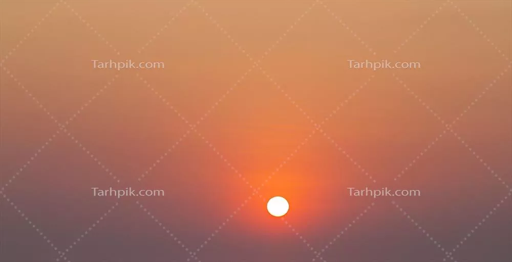 تصویری دراماتیک و رنگارنگ از آسمان با خورشید در زمان غروب