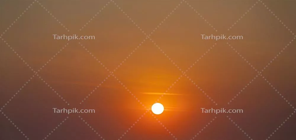 تصویری از آسمان دراماتیک و رنگارنگ با خورشید در حین غروب
