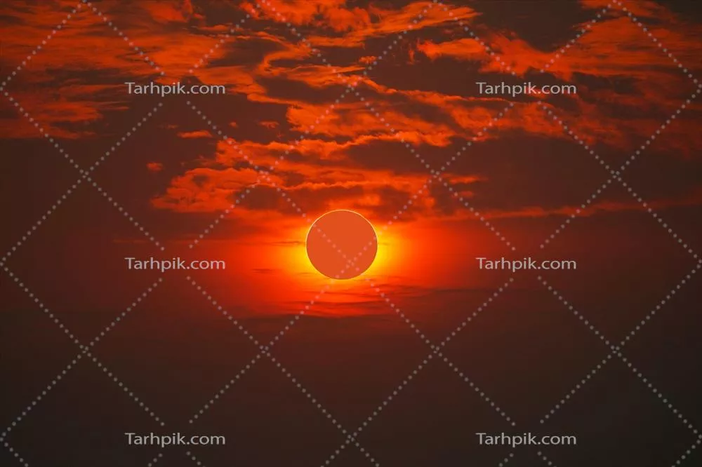 خورشید گرفتگی در آسمان صاف با رنگهای قرمز و نارنجی در غروب شامگاه