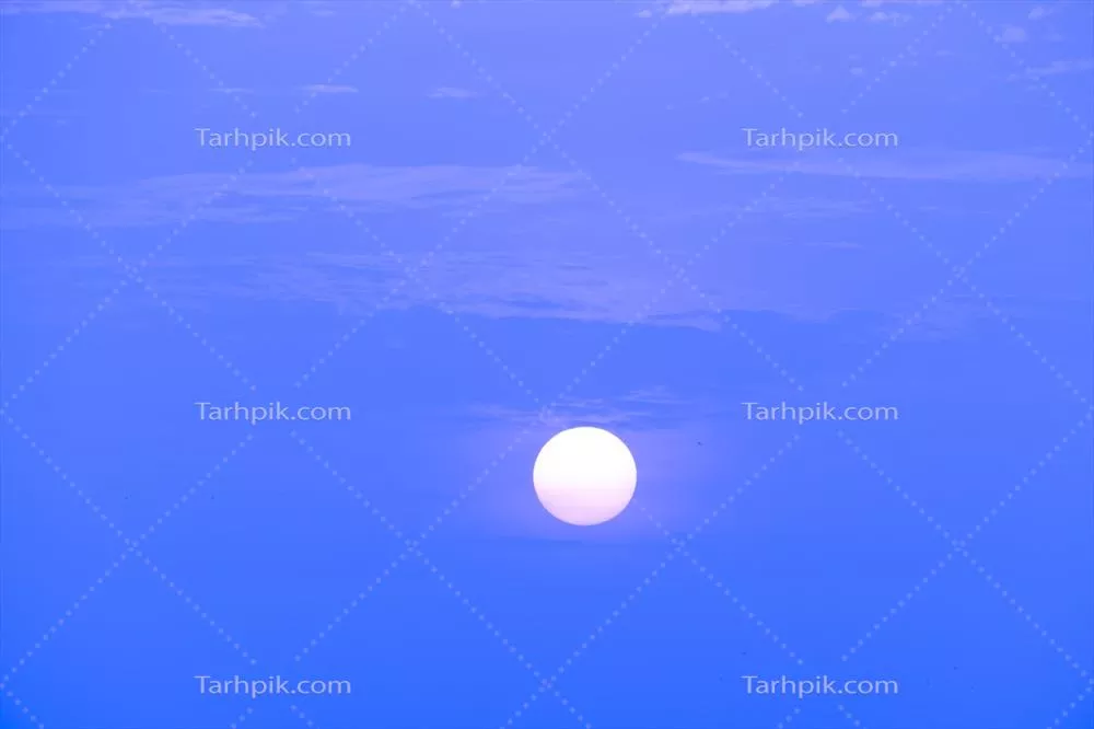 ماه کامل صبحگاهی بر فراز آسمان تاریک آبی