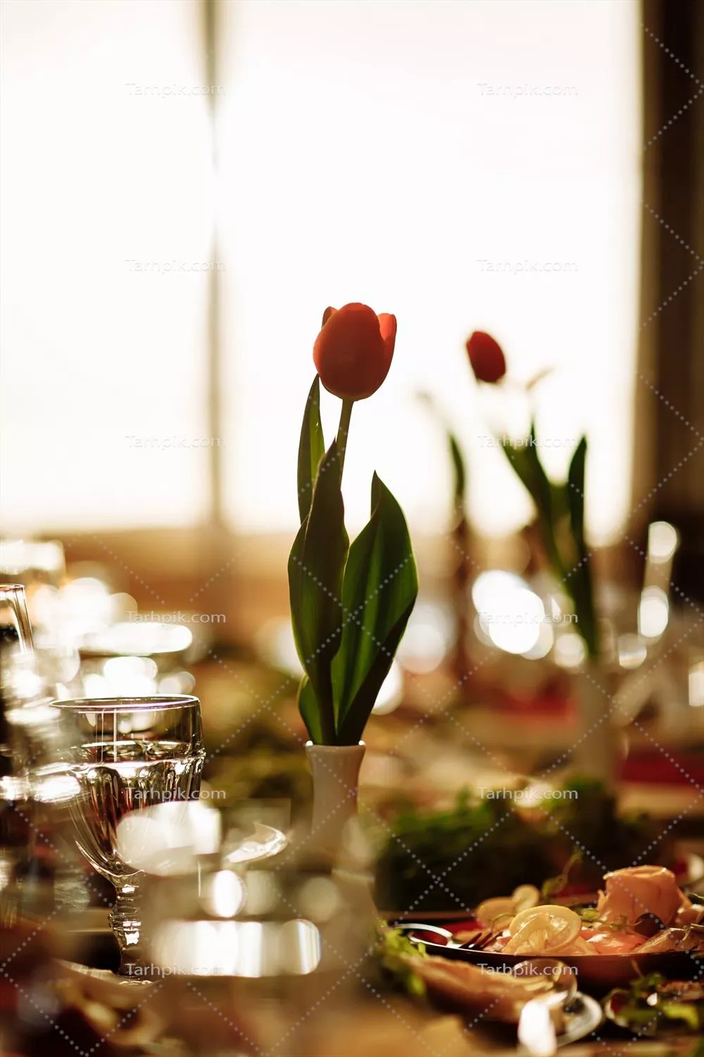 چیدمان میز جشن با گل‌های لاله و کیفیت بالا برای تعطیلات