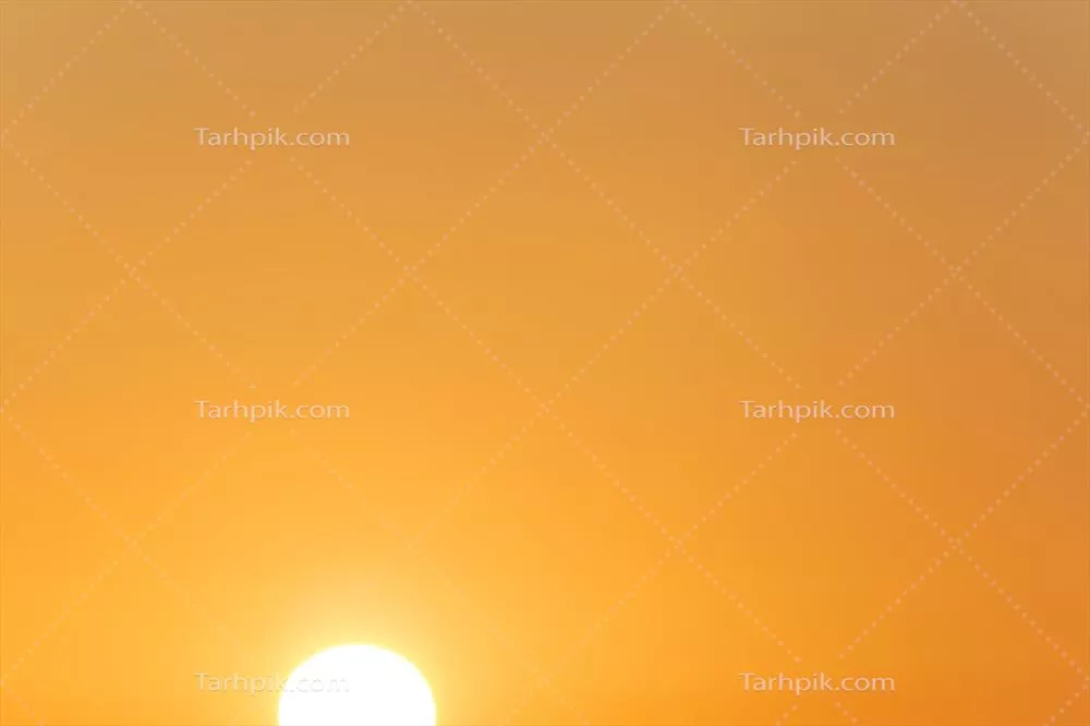 نما بر آسمان پاک با طلوع خورشید و زیبایی طبیعت