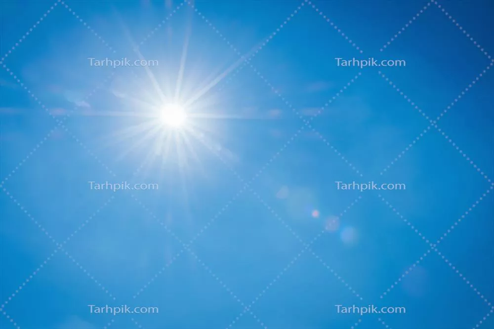 آسمان زیبا به رنگ آبی با ابرهای سفید و پس‌زمینه نور خورشید