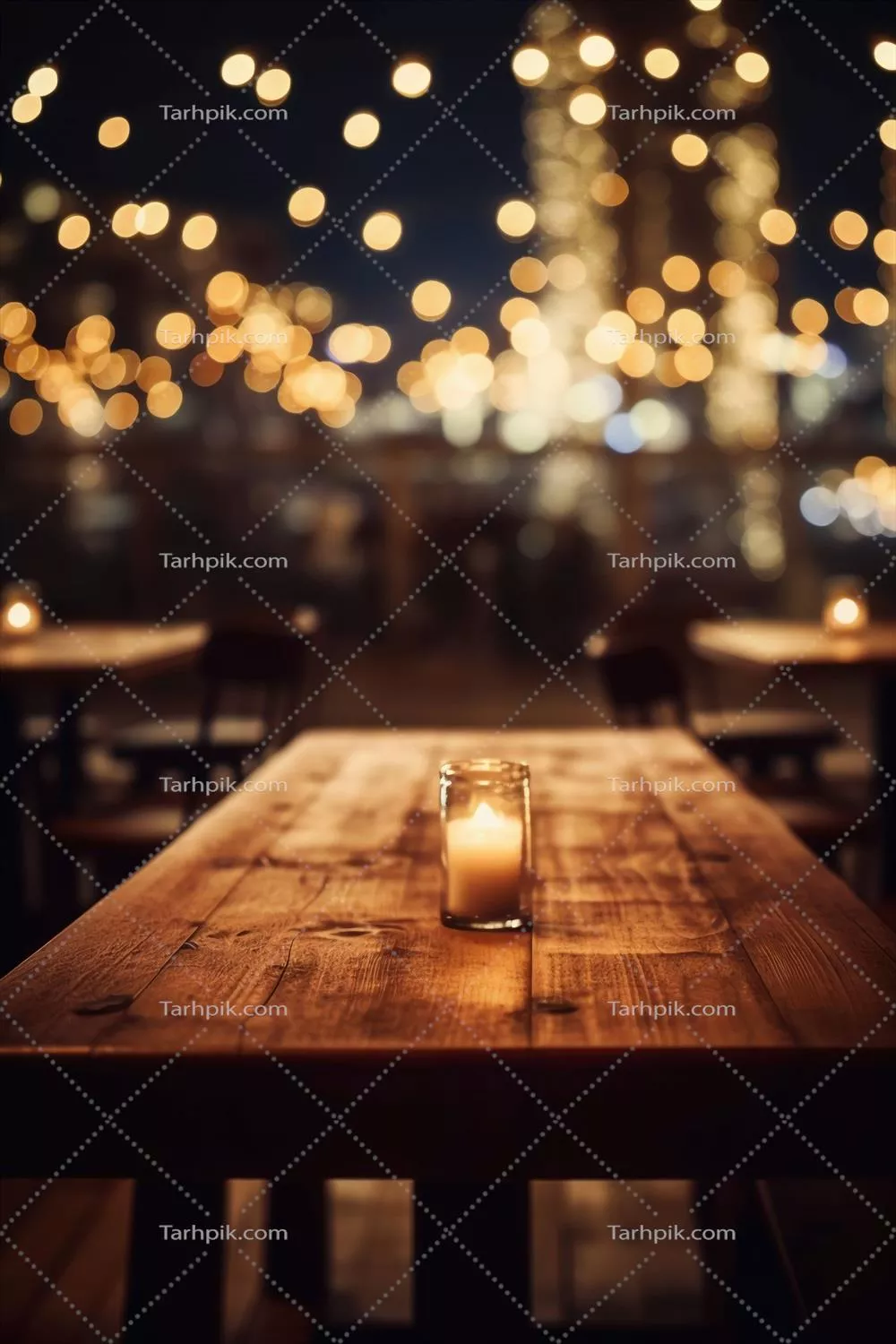 تصویر میز چوبی در مقابل پس زمینه انتزاعی با نورهای رستوران