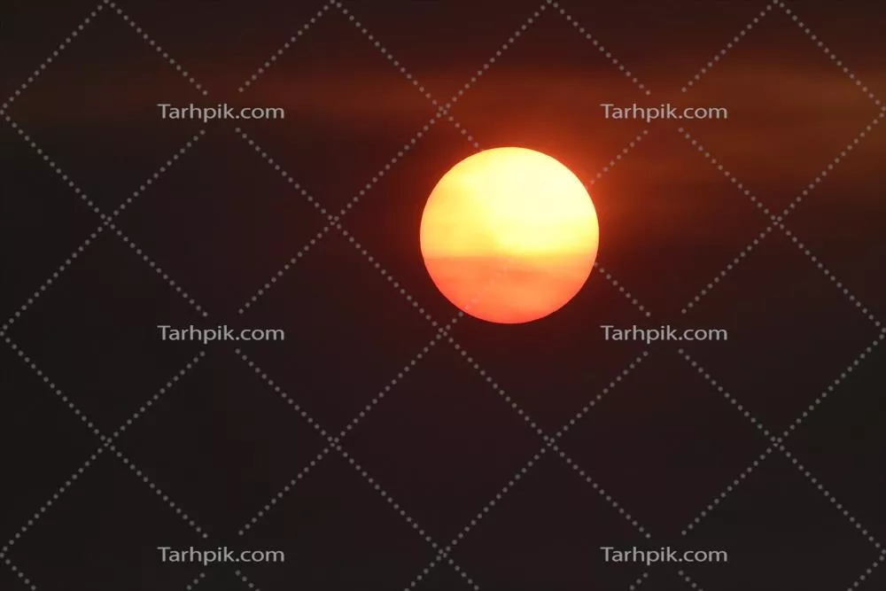 غروب زیبا با خورشید نارنجی در افق آسمان
