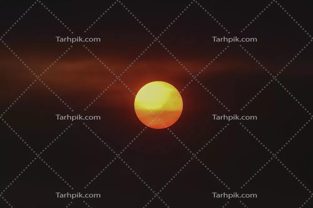 غروب نارنجی با ابرهای زیبا در آسمان