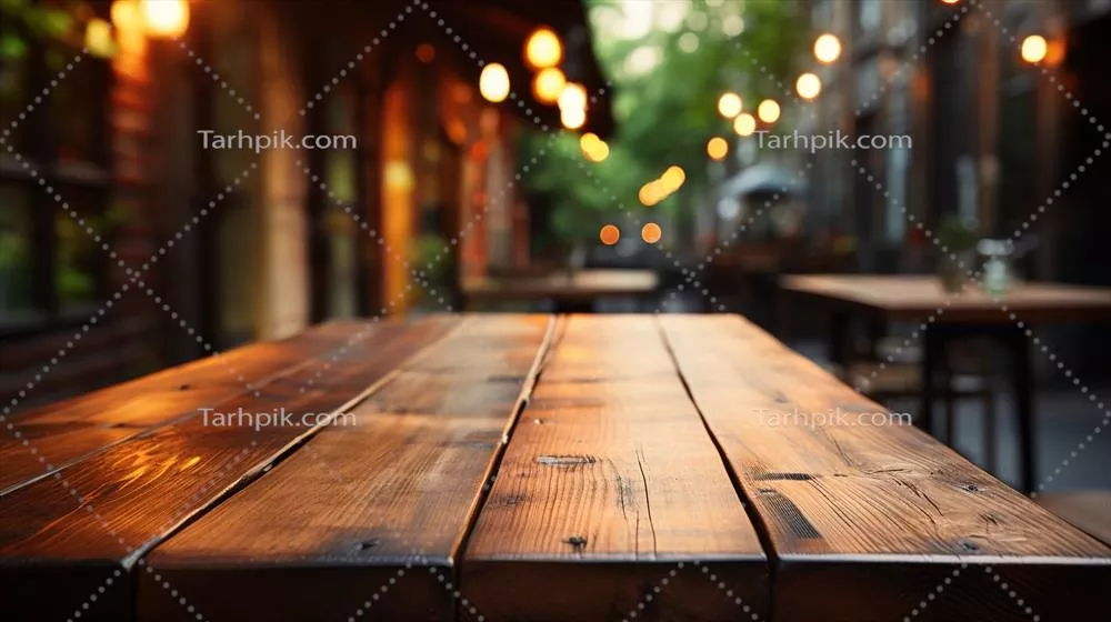 نمای رو به جلو از یک میز چوبی تیره و روستایی برای قرار دادن محصولات در پسزمینهای تار و به عنوان ماکاپ میز چوبی خالی