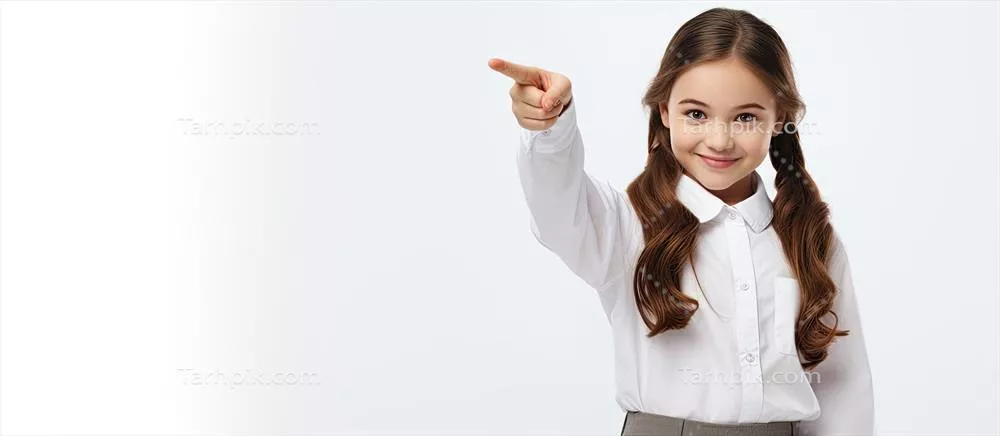 دختر خوشحال در یونیفورم با اشاره به دوربین بر روی پسزمینه سفید