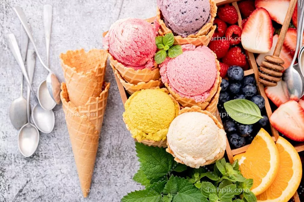 نمای بالای بستنی و توتها در یک جعبه جذاب و خوشمزه