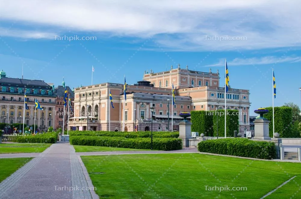 تصویری زیبا از ساختمان اپرای سلطنتی سوئد با درختچهها و چمن زار در پیش زمینه