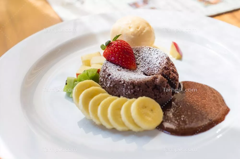 بستنی وانیلی با چاشنی شکلات داغ و میوههای تازه