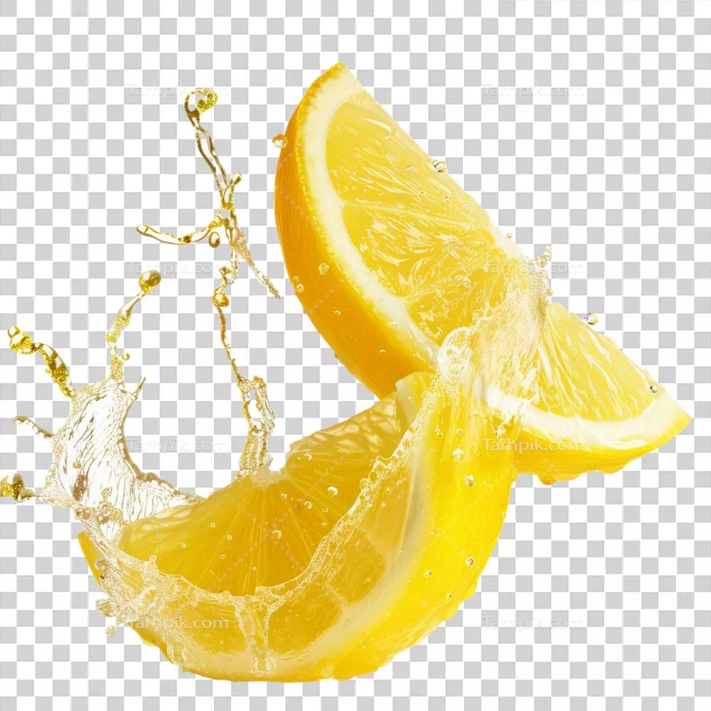برش های لیمو تازه که در آب خنک می ریزند و نمایی شاداب و زنده در نور طبیعی ایجاد می کنند