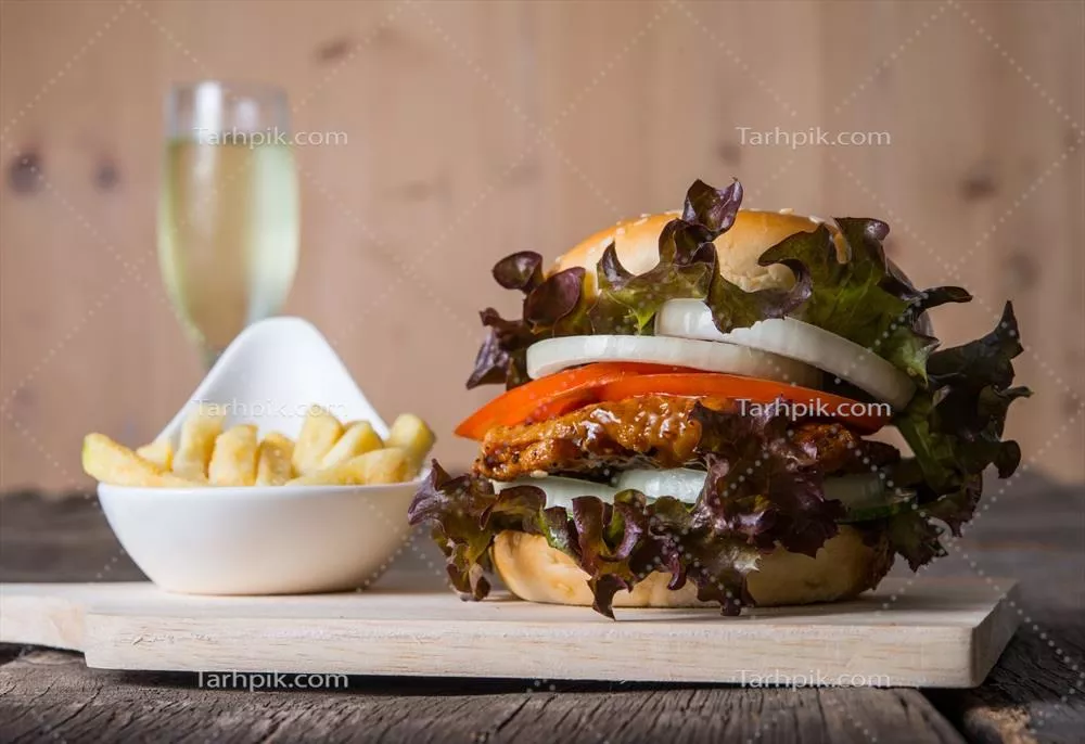 برگر مرغ خانگی خوشمزه همراه با شامپاین و سیب زمینی سرخ کرده