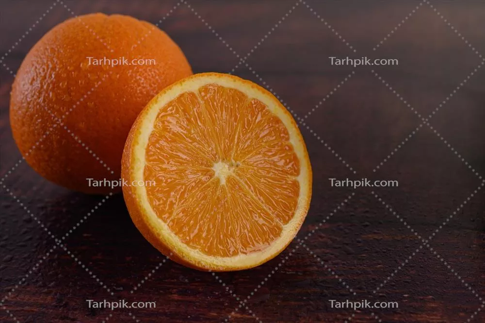 تصویر کلان از پرتقال رسیده بر روی زمینه چوبی طبیعی