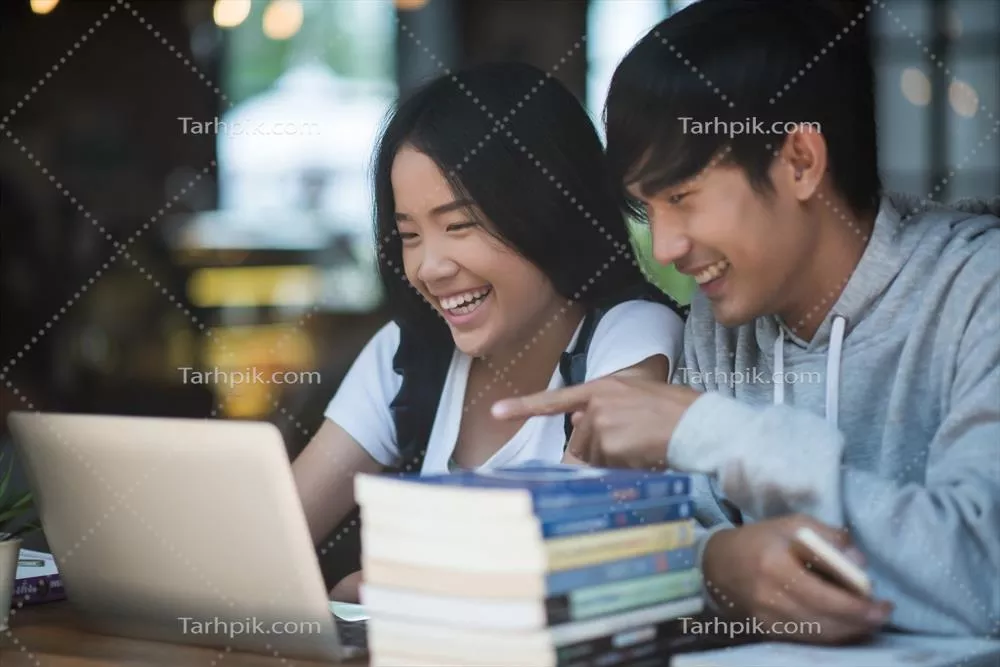 گروهی از دانشجویان شاد و دوستانه در یک کافه زیبا