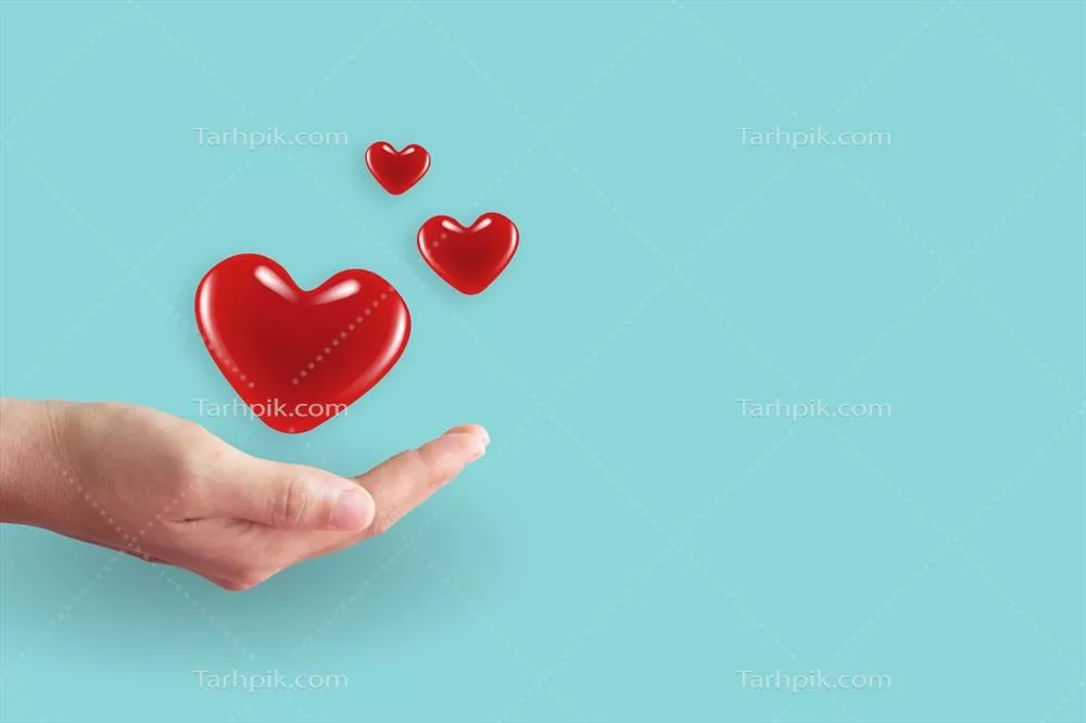 نزدیک به دستان زن با قلب بر روی پسزمینهی پاستلی تمیز و نرم