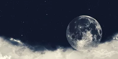 تصویر سه بعدی از ماه کامل در یک شب ابری و رازآلود