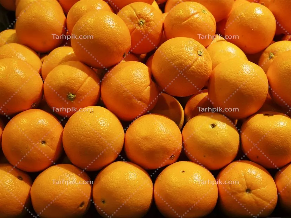 تصویر نزدیک از پرتقال تازه در بازار - لذت طعم میوه های طبیعی