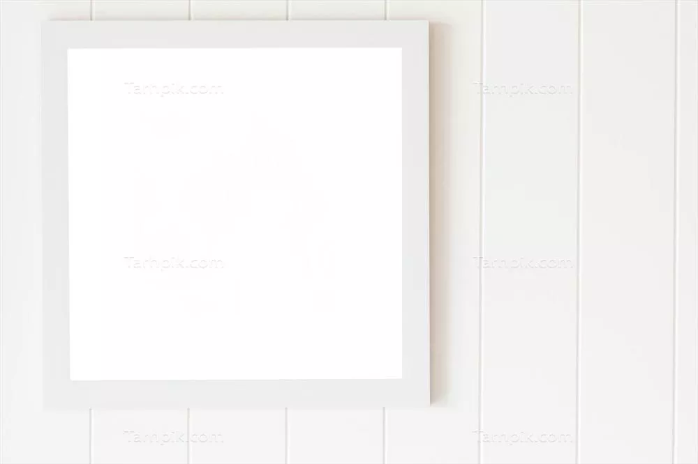 قاب خالی بر روی دیوار چوبی سفید - فضایی ساده و minimalist