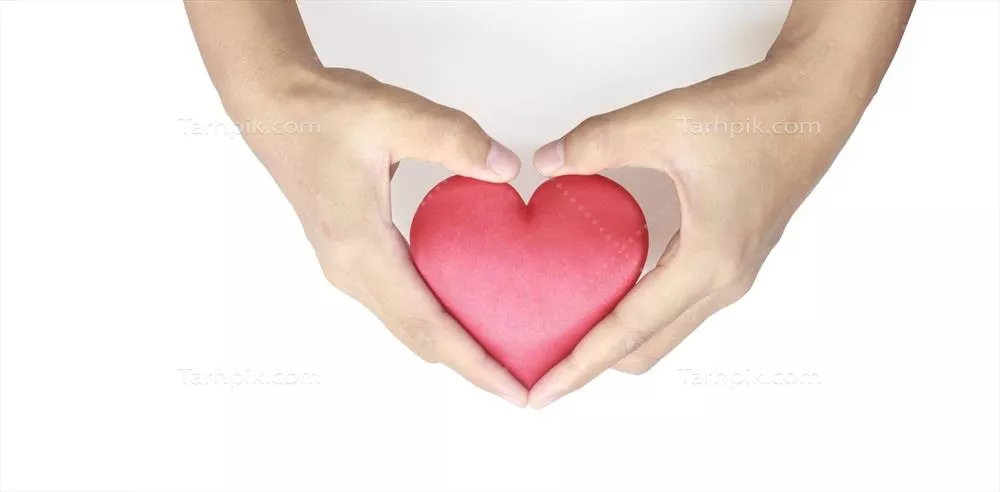 ایدههای خیریه برای سلامت قلب با تصویر دستهای گرفته شده و قلب قرمز