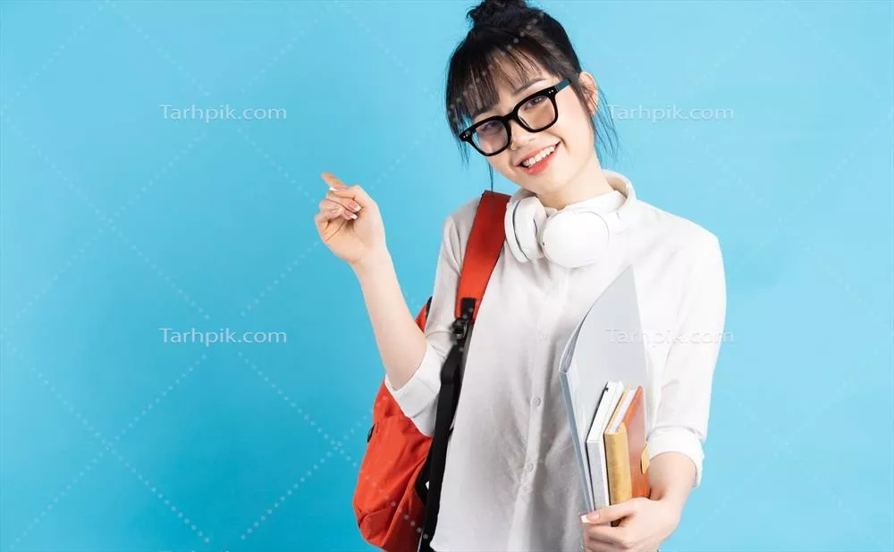 دانشجوی آسیایی با کوله‌پشتی در حال استفاده از گوشی هوشمند و هدفون بی‌سیم