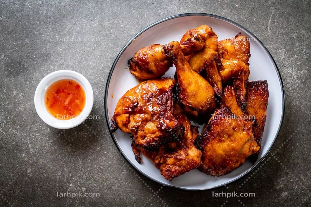 مرغ کبابی و باربکیو شده در مهمانی روی میز