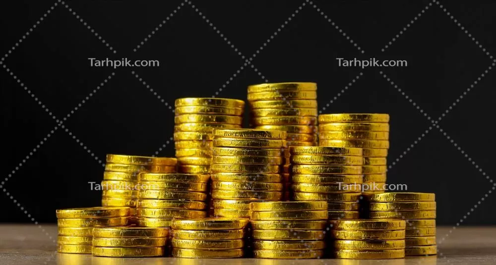 پشته سکههای طلایی بر روی پسزمینه سیاه و مفهوم پسانداز آینده