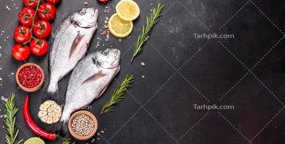 پخت ماهی دورادو خام با ادویهها روی تخته برش: طعمی بینظیر