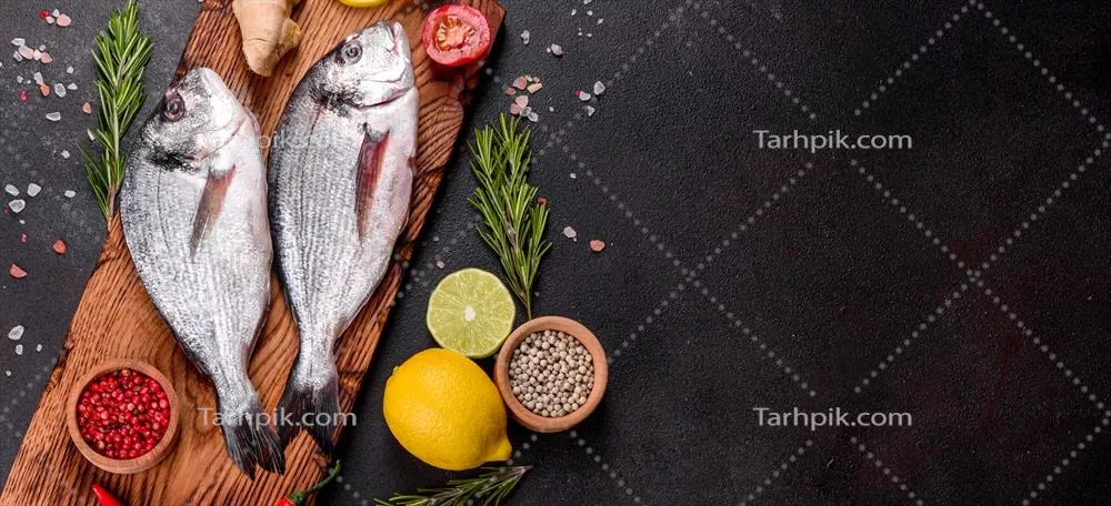 آموزش طبخ ماهی دورادو خام با ادویهها روی تخته خرد کن