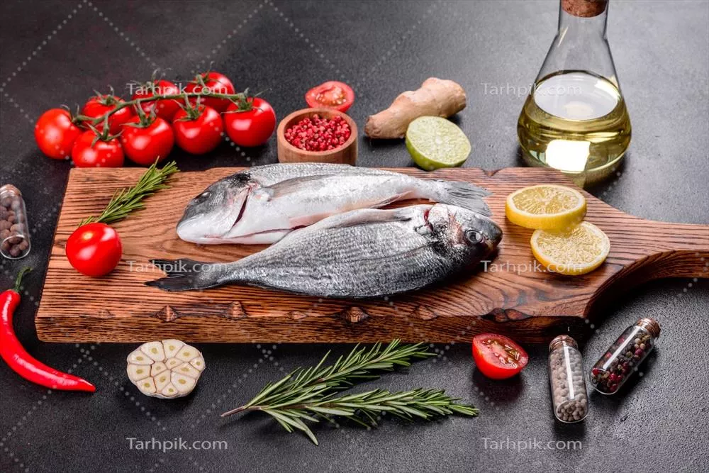 پخت طبیعی ماهی دورادو با ادویهجات روی تخته برش