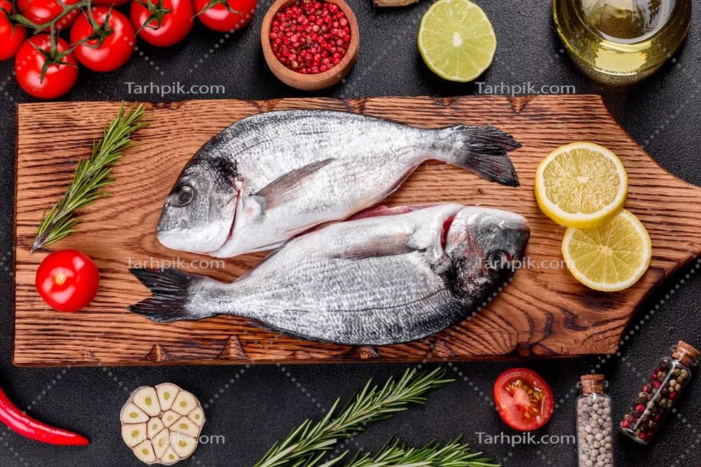 طرز تهیه ماهی دورادو خام با ادویههای خوشمزه روی تخته برش