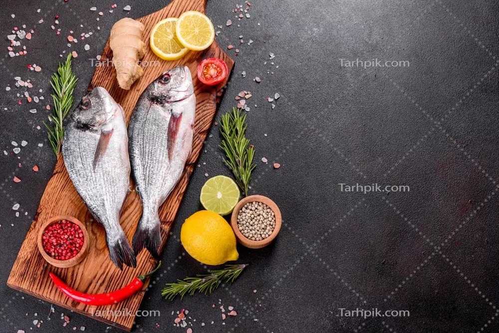 غذای ماهی در حال پخت با ادویه بر روی تخته برش
