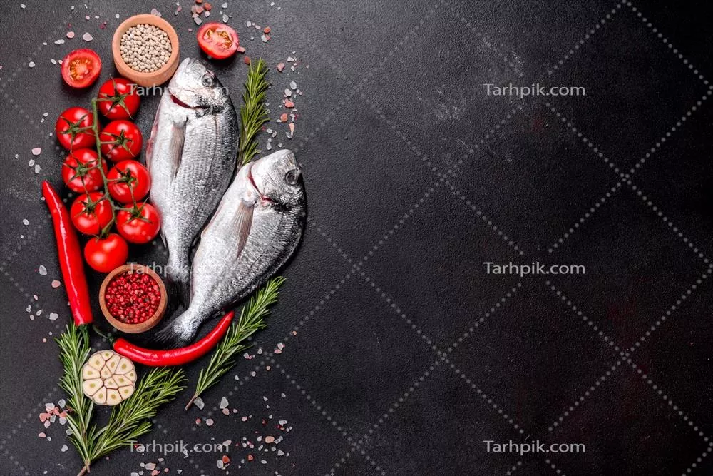 آموزش پخت ماهی دورادو خام با ادویهها بر روی تخته برش