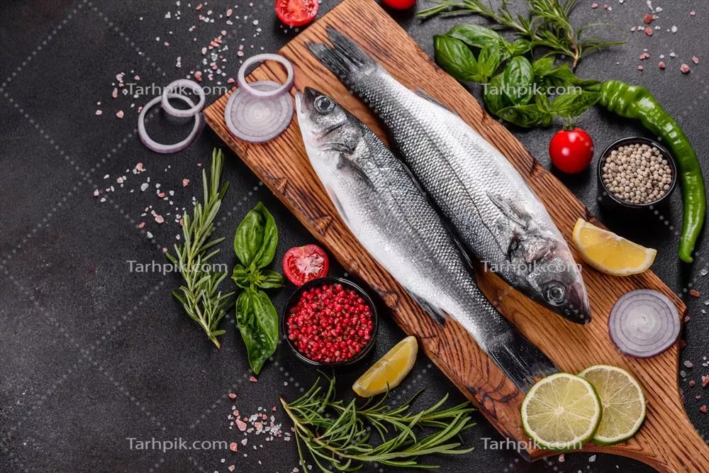ماهی قزلآلا تازه و مواد اولیه برای تهیه غذا با ماهی خام
