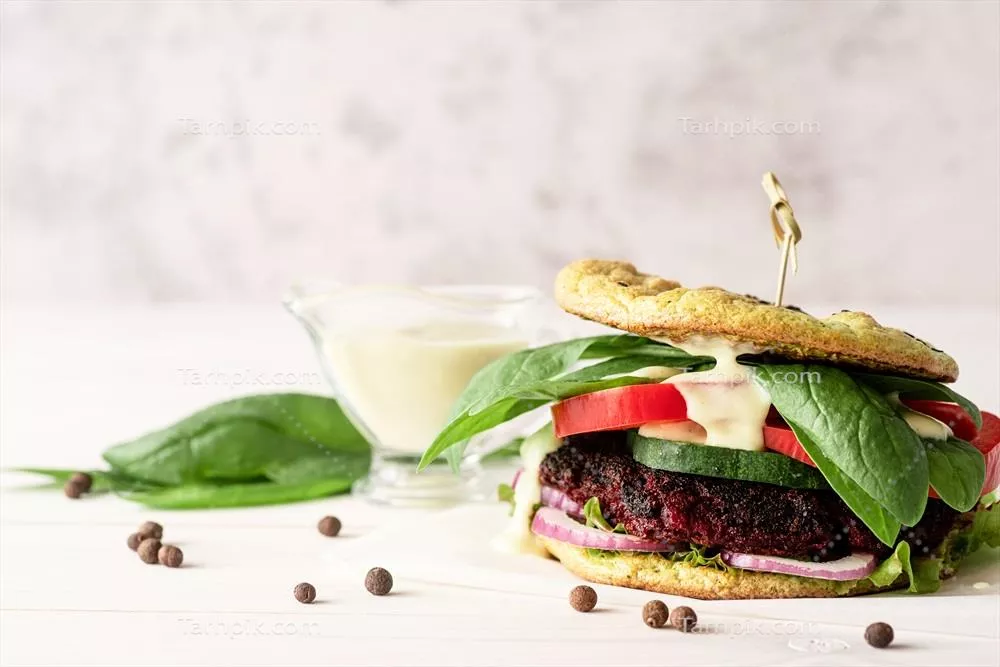 برگر گیاهی خانگی با کتلتی از چغندر و سبزیجات تازه و خوشمزه