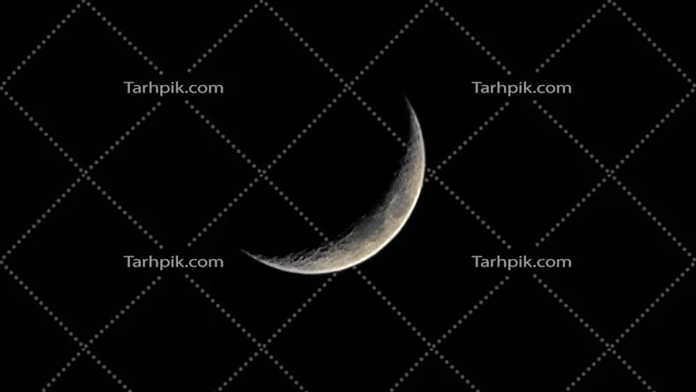 ماه شاخدار خندان در آسمان تاریک و بی‌ستاره